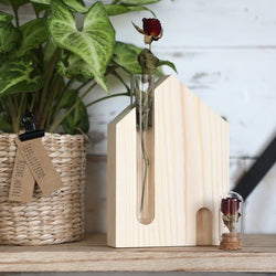 Support en bois forme maison avec tube à essai de 14 cm de haut (6 pièces.) [IFS-29649]